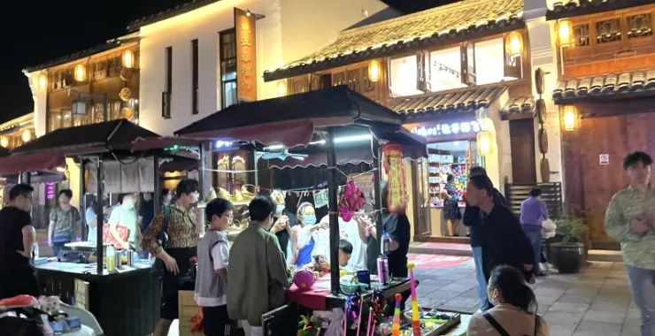 余姚阳明古镇景点夜市集市人群游客