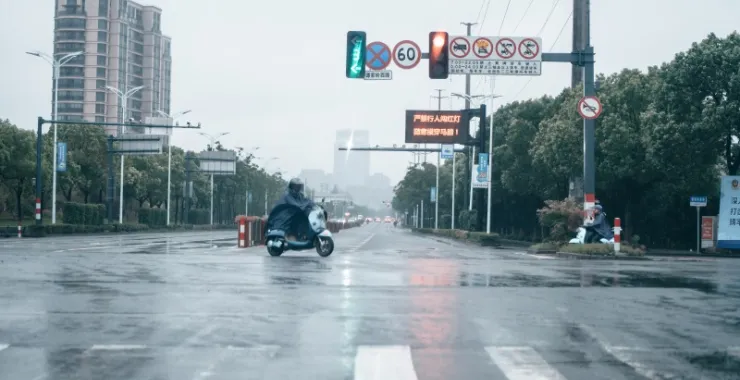 余姚汽车摩托车电瓶车交通红绿灯事故雨天城市街景安全上下班路上