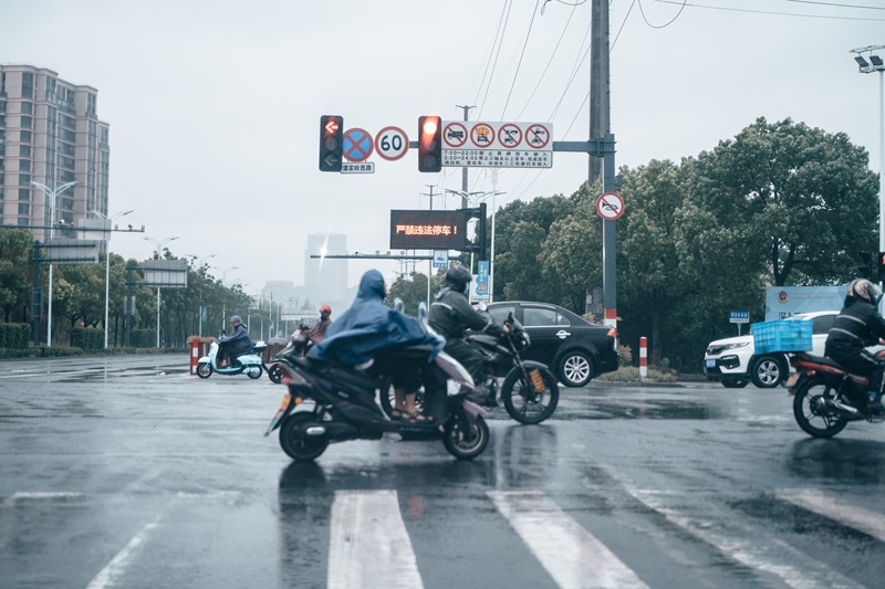余姚汽车摩托车电瓶车交通红绿灯事故雨天城市街景安全上下班路上