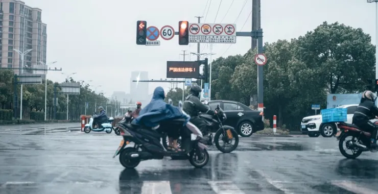 余姚汽车摩托车电瓶车交通红绿灯事故雨天城市街景安全上下班路上