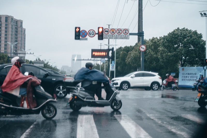 余姚汽车摩托车电瓶车交通红绿灯事故雨天城市街景安全上下班路上