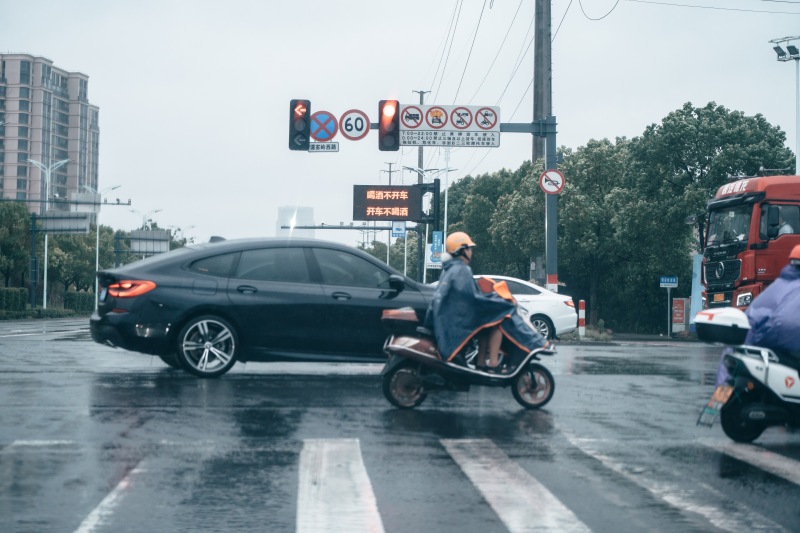 余姚汽车摩托车电瓶车交通红绿灯事故雨天城市街景安全上下班路上