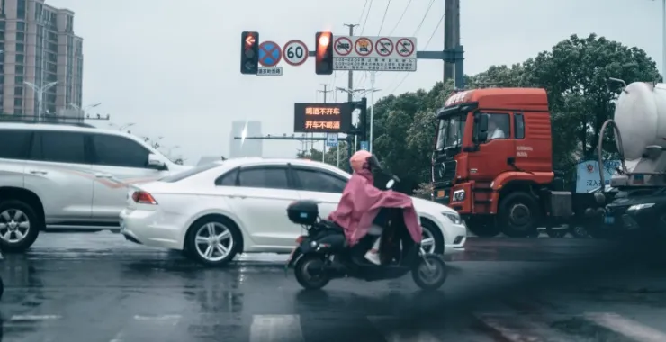 余姚汽车摩托车电瓶车交通红绿灯事故雨天城市街景安全上下班路上