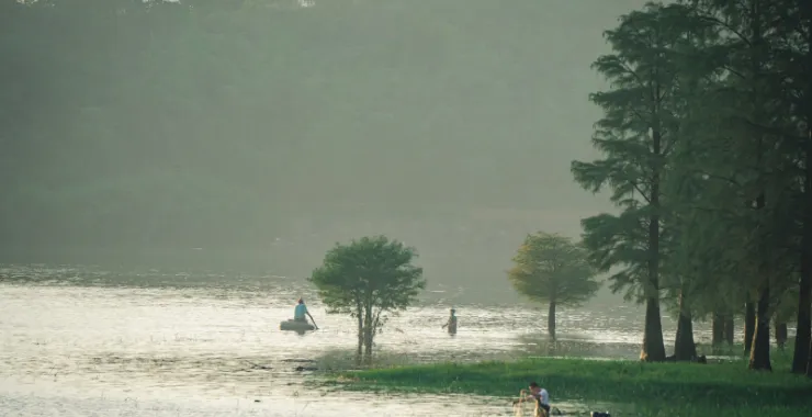 余姚山脚海边捞鱼摸鱼捕鱼游泳河水湖水四明湖游玩