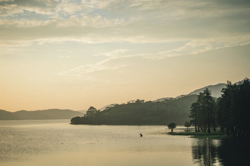 余姚山脚海边捞鱼摸鱼捕鱼游泳河水湖水四明湖游玩