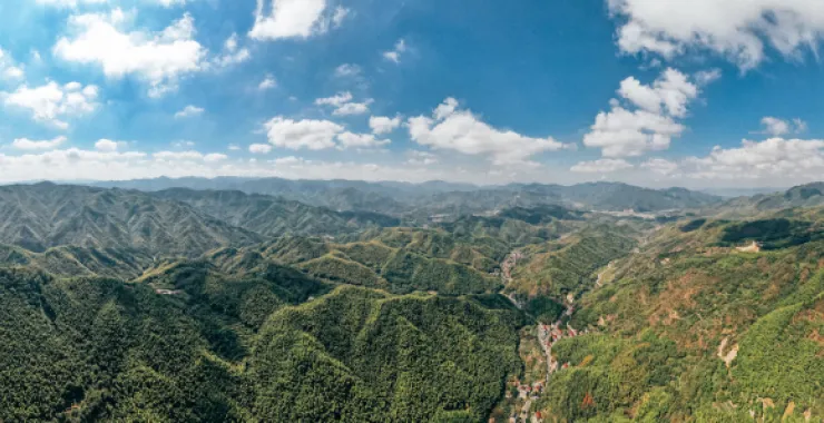 余姚蓝天白云大山里山间道路蜿蜒航拍俯瞰山路