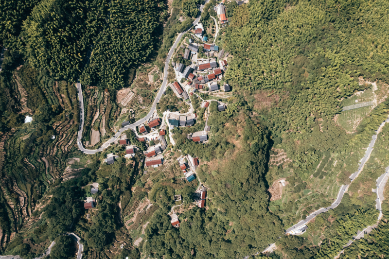余姚蓝天白云大山里山间道路蜿蜒航拍俯瞰山路农家房屋