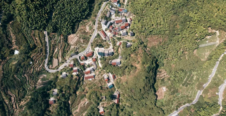 余姚蓝天白云大山里山间道路蜿蜒航拍俯瞰山路农家房屋