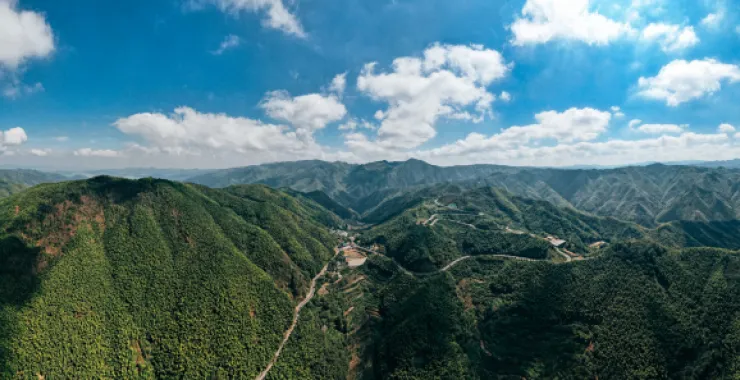 余姚蓝天白云大山里山间道路蜿蜒航拍俯瞰山路