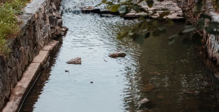 余姚小溪河流夏天玩水清凉河道农村野餐乡村