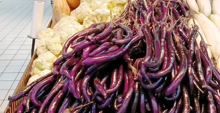超市菜市场买菜茄子新鲜蔬菜