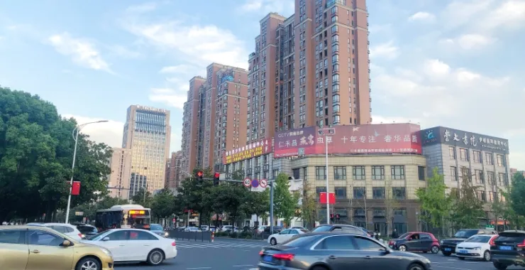 余姚四明西路车辆私家车公交红绿灯交通红灯汽车马路伊顿国际