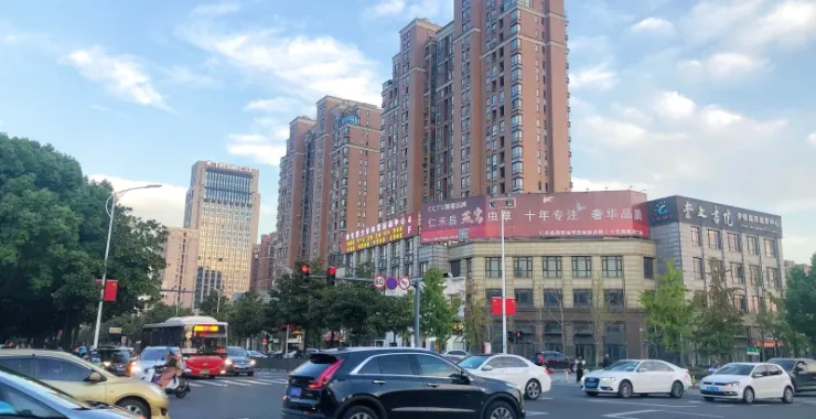  余姚四明西路车辆私家车公交红绿灯交通红灯汽车马路伊顿车流