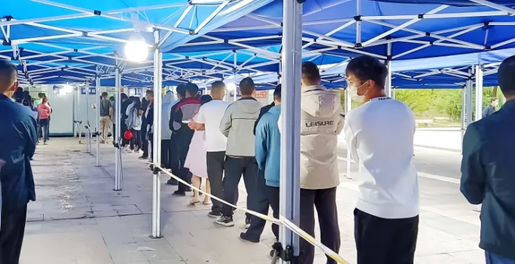 疫情防控核酸现场人群排队