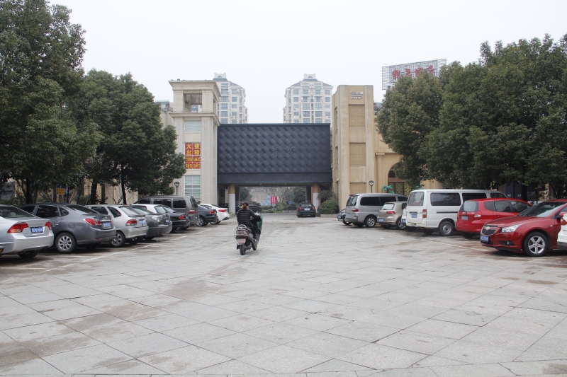 余姚富达广场大门口建筑汽车停放