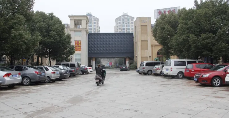 余姚富达广场大门口建筑汽车停放