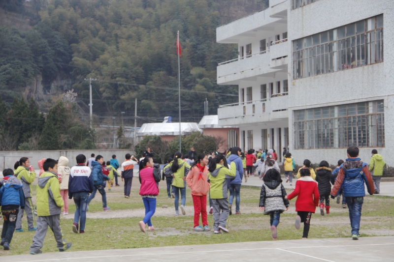 余姚四明山镇中心小学大门教学楼建筑教育学生人群下课课余课间活动