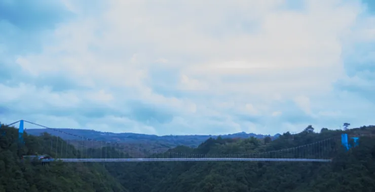  余姚大岚蓝天白云群山铁索桥山间游玩