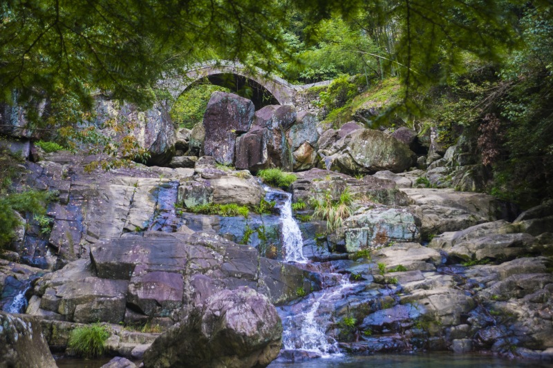 余姚大岚镇柿林村丹山赤水旅游郊游度假避暑山里团建小溪流水玩水河水古桥