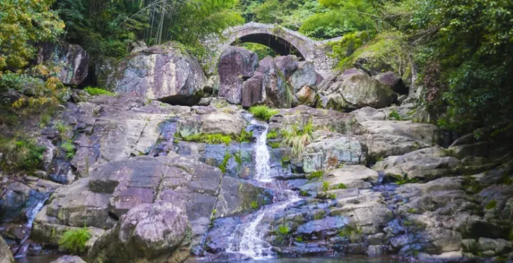 余姚大岚镇柿林村丹山赤水旅游郊游度假避暑山里团建小溪流水玩水河水古桥