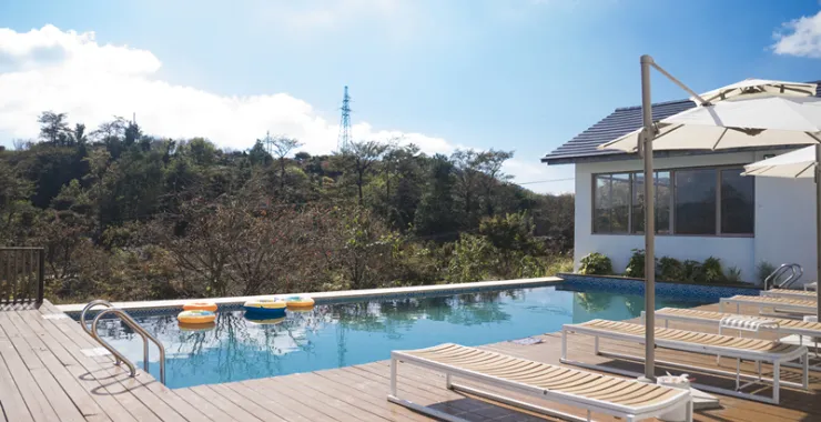 余姚民宿旅游居住住宿游泳泳池度假晒太阳