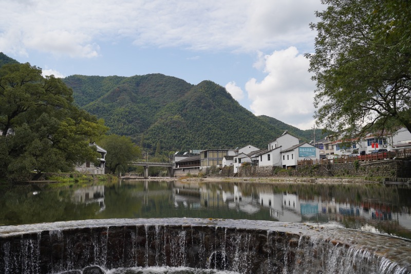 余姚陆埠鹿亭中村网红打卡地群山蓝天白云环境优美小溪河流夏天避暑玩水
