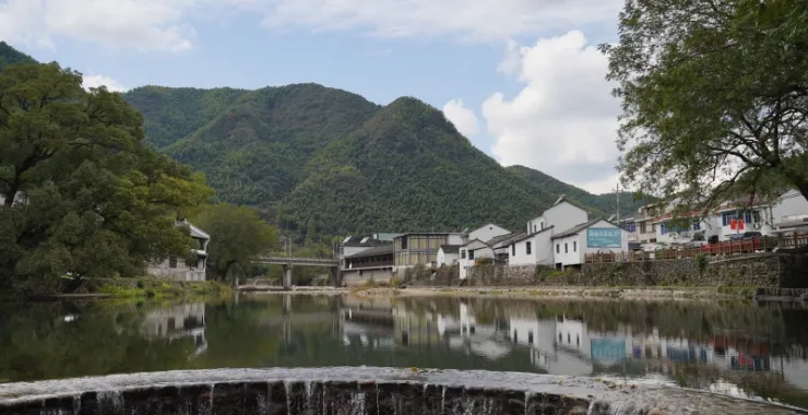 余姚陆埠鹿亭中村网红打卡地群山蓝天白云环境优美小溪河流夏天避暑玩水