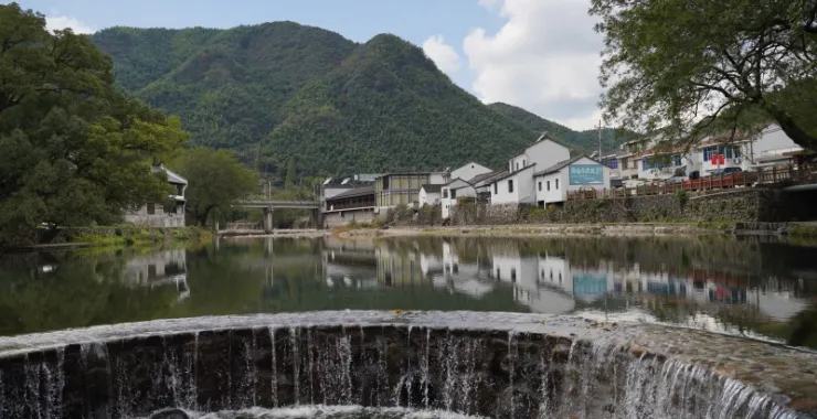 余姚陆埠鹿亭中村网红打卡地群山蓝天白云环境优美小溪河流夏天避暑玩水