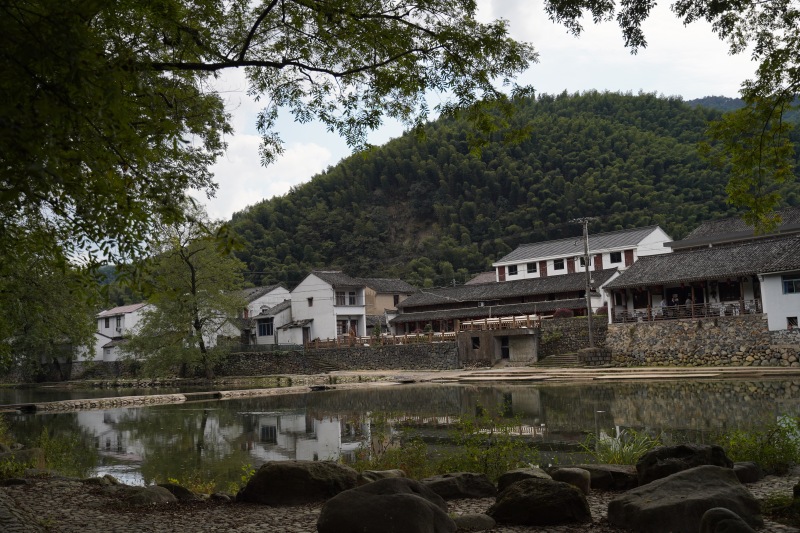 余姚陆埠鹿亭中村网红打卡地群山蓝天白云环境优美小溪河流夏天避暑玩水
