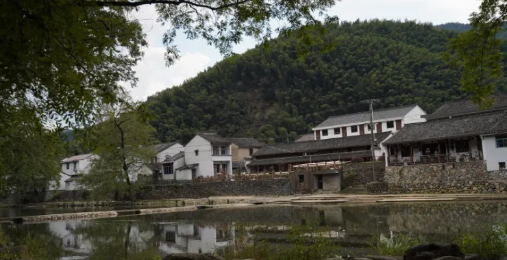 余姚陆埠鹿亭中村网红打卡地群山蓝天白云环境优美小溪河流夏天避暑玩水