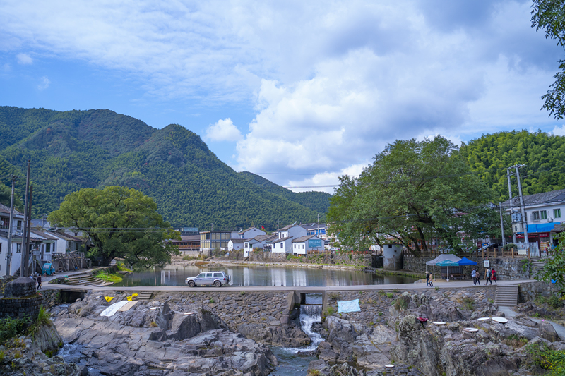 余姚陆埠鹿亭中村网红打卡地群山蓝天白云环境优美小溪河流夏天避暑玩水