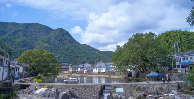 余姚陆埠鹿亭中村网红打卡地群山蓝天白云环境优美小溪河流夏天避暑玩水