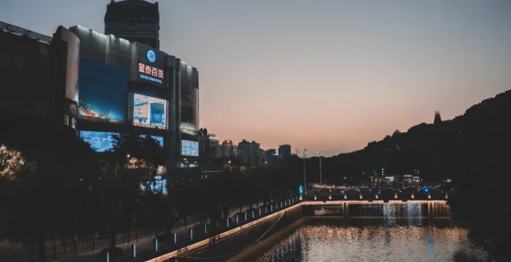 余姚网红打卡地阳明古镇王阳明通济桥古桥上夜景金泰百货姚江上