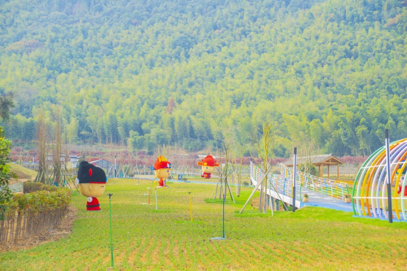 余姚汪巷状元坊亲子游玩公园草地郊游游戏团建农庄卡通人物山间群山