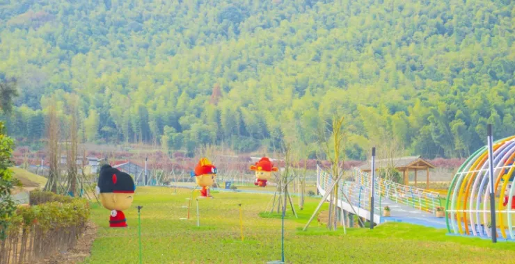 余姚汪巷状元坊亲子游玩公园草地郊游游戏团建农庄卡通人物山间群山