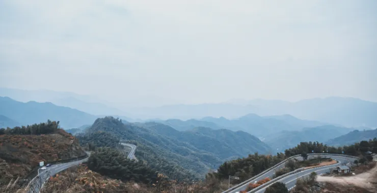 余姚山间道路山路桃花樱花油菜花公交车汽车大山城乡公交