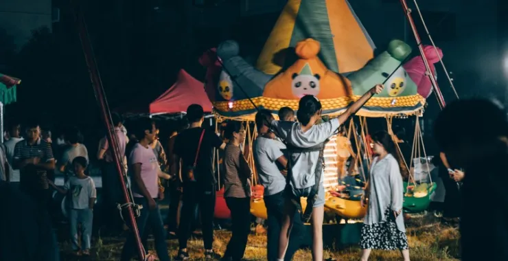 余姚夜市人间烟火夏日游玩蹦床儿童亲子游戏