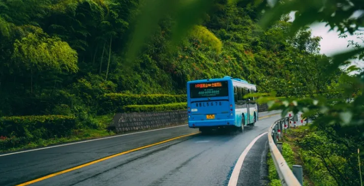 余姚四明山山间公路城乡公交车交通山路