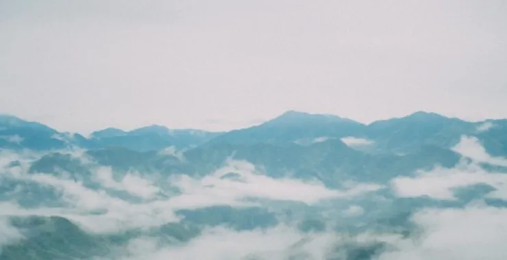 余姚四明山航拍俯瞰大山间云海村庄云雾缭绕