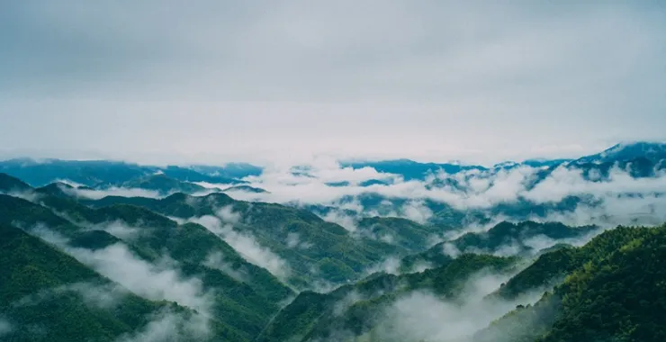 余姚四明山航拍俯瞰大山间云海村庄云雾缭绕