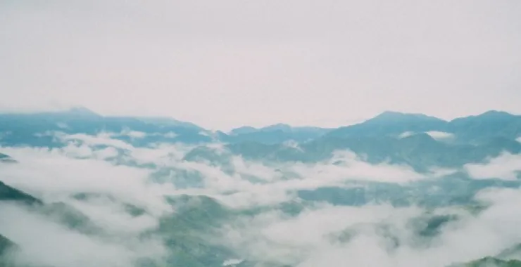 余姚四明山航拍俯瞰大山间云海村庄云雾缭绕