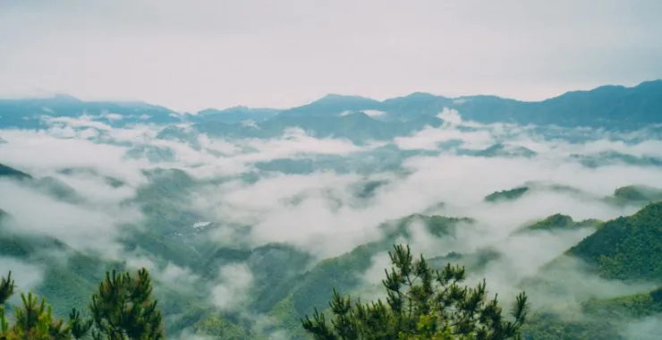 余姚四明山航拍俯瞰大山间云海村庄云雾缭绕