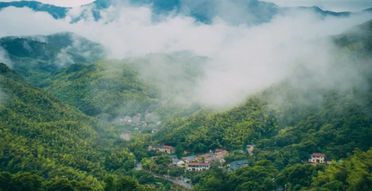 余姚四明山航拍俯瞰大山间云海村庄云雾缭绕