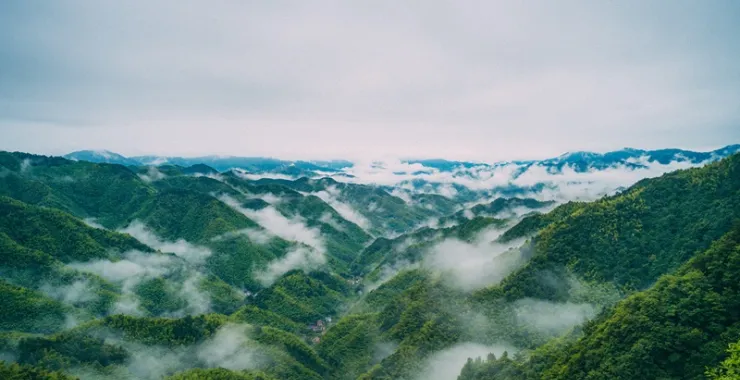 余姚四明山航拍俯瞰大山间云海村庄云雾缭绕