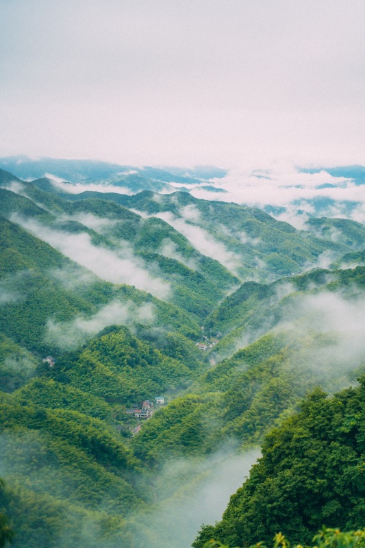 余姚四明山航拍俯瞰大山间云海村庄云雾缭绕