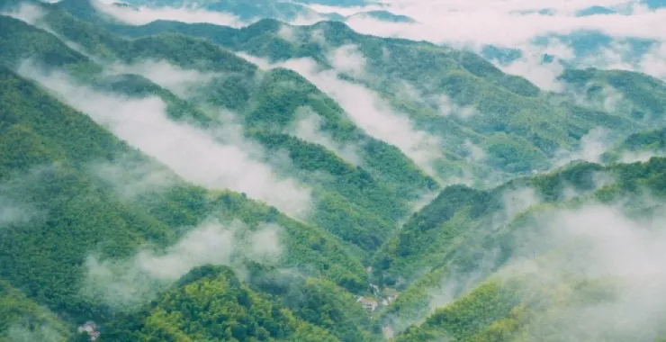 余姚四明山航拍俯瞰大山间云海村庄云雾缭绕