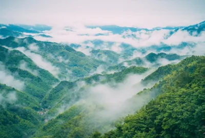 余姚四明山航拍俯瞰大山间云海村庄云雾缭绕