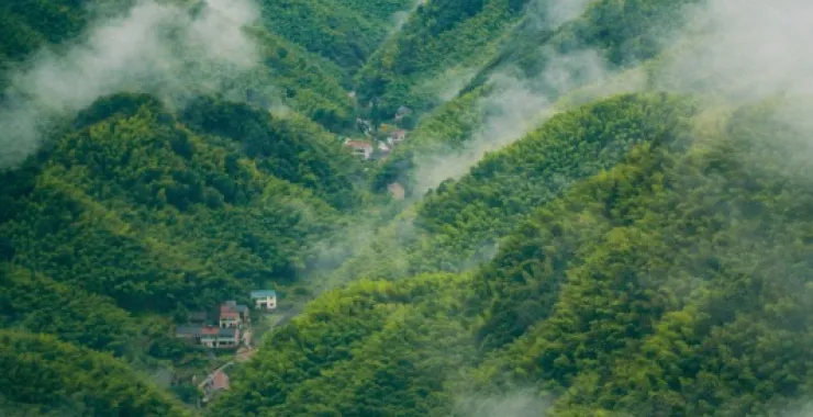 余姚四明山航拍俯瞰大山间云海村庄云雾缭绕