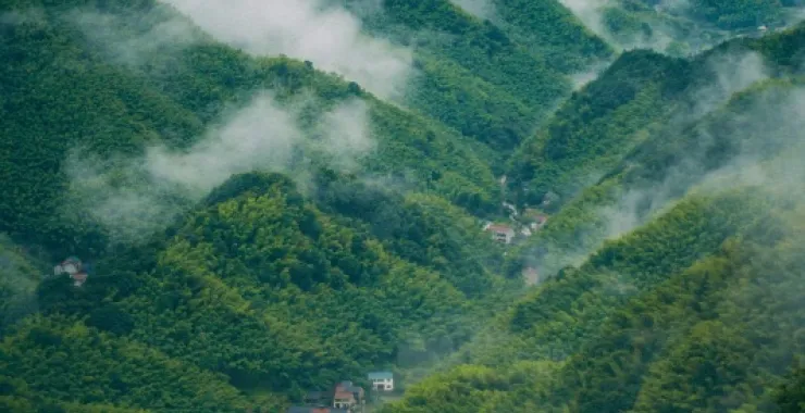 余姚四明山航拍俯瞰大山间云海村庄云雾缭绕