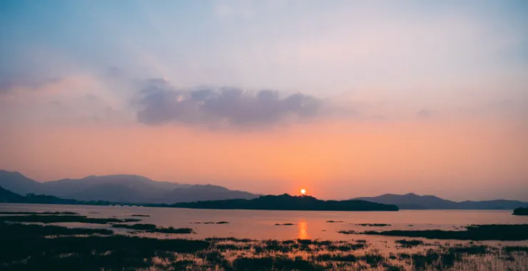 余姚湖边岸边美景夕阳朝阳晚霞山间落日日出
